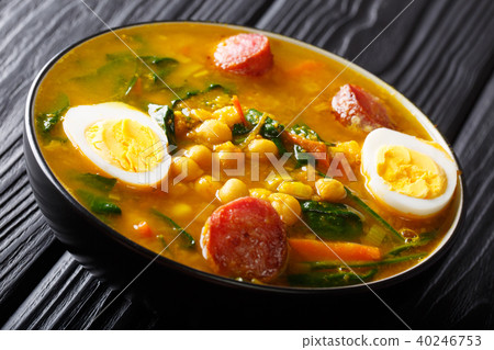 Stewed Potaje de garbanzos chickpeas, spinach Stewed Potaje de garbanzos chickpeas, spinach 40246753