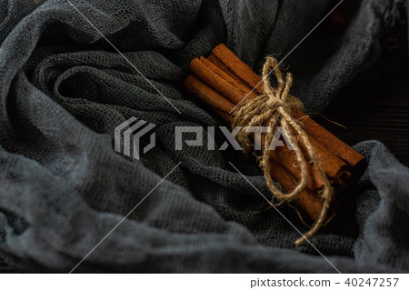 The cinnamon sticks which are tied up by a rope ag The cinnamon sticks which are tied up by a rope ag 40247257