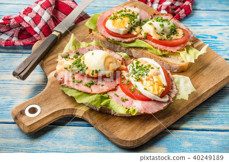 Sandwich with tomatoes, eggs and lettuce. 40249189