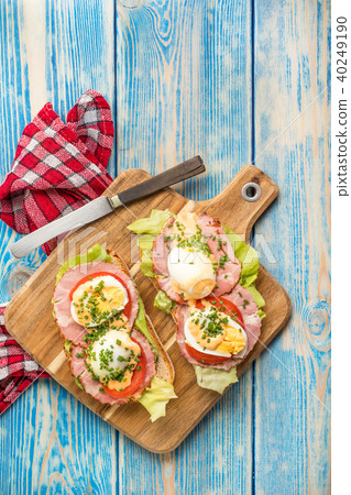 Sandwich with tomatoes, eggs and lettuce. 40249190