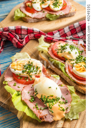 Sandwich with tomatoes, eggs and lettuce. 40249191