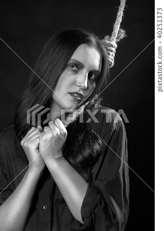 woman with noose 40251373