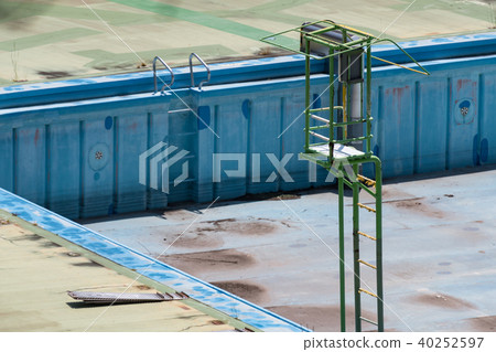 Swimming pool closed 40252597