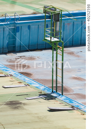 Swimming pool closed 40252598