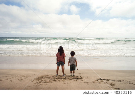 Children standing on the beach Children standing on the beach 40253116