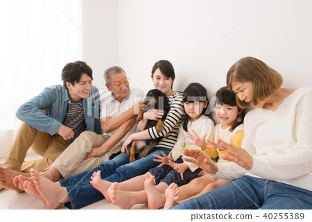 Three generations family pet family image Three generations family pet family image 40255389