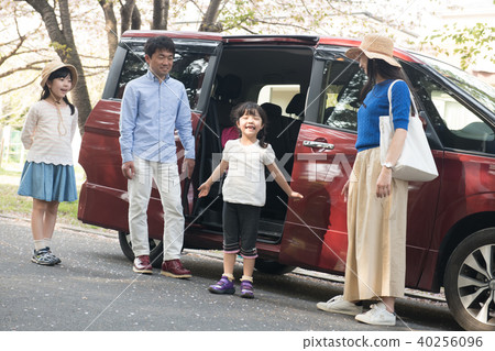 Primary school child and family drive trip 40256096