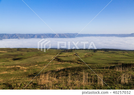 Plateau and sea of clouds Plateau and sea of clouds 40257032