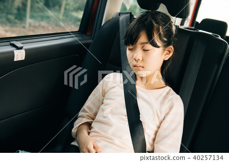 睡覺的小學女孩的家庭驅動女孩疲倦於使用 睡覺的小學女孩的家庭驅動女孩疲倦於使用 40257134