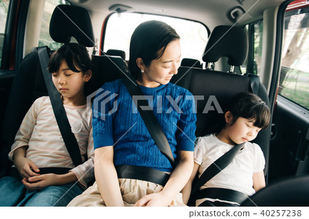 家庭驅動小學生的姐妹睡覺累了 40257238