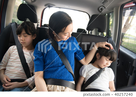 家庭驅動小學生的姐妹睡覺累了 家庭驅動小學生的姐妹睡覺累了 40257240