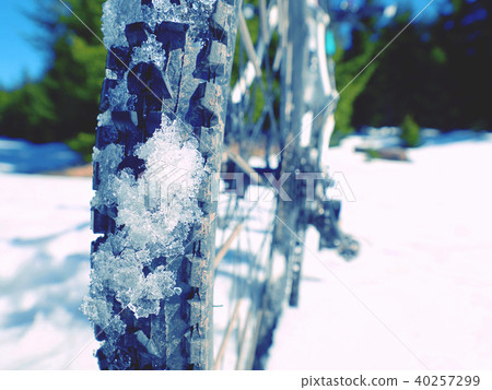 Mountain bike stay in snow, sharp sun in blue sky Mountain bike stay in snow, sharp sun in blue sky 40257299