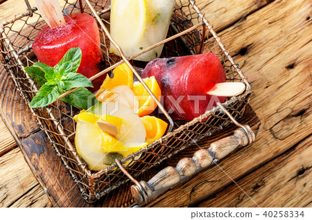 Ice cream popsicles 40258334