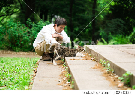 A man who loves stray cats 40258335