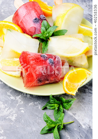 Ice cream popsicles 40258336