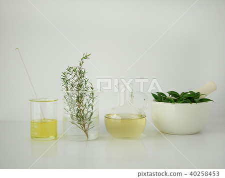natural cosmetic skincare serum packaging  40258453