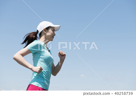 Young Japanese lady running 40258739
