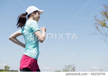 Young Japanese lady running 40258740