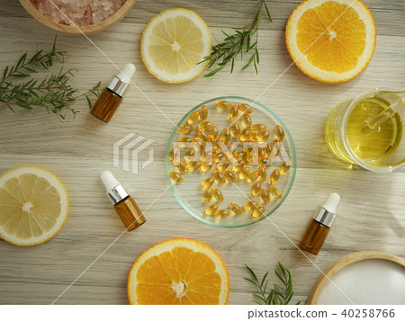 natural cosmetic skincare serum packaging  40258766