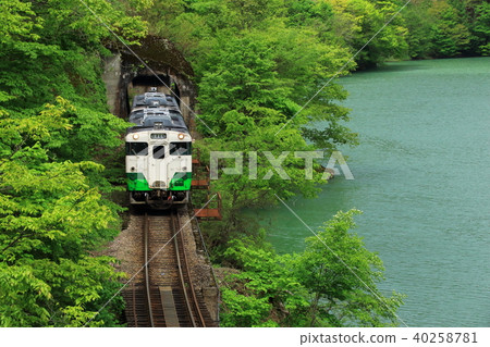 Tadami線穿過新鮮的綠色宮下大壩 Tadami線穿過新鮮的綠色宮下大壩 40258781