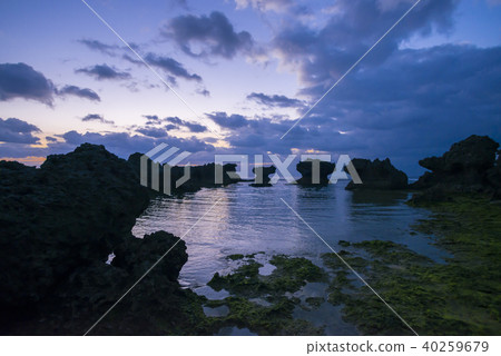 Okinerabu島Ujiji海灘塑造了岩石黎明 Okinerabu島Ujiji海灘塑造了岩石黎明 40259679