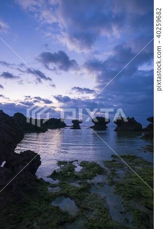 Okinerabu島Ujiji海灘塑造了岩石黎明 Okinerabu島Ujiji海灘塑造了岩石黎明 40259682