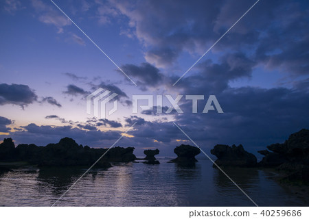 Okinerabu島Ujiji海灘塑造了岩石黎明 Okinerabu島Ujiji海灘塑造了岩石黎明 40259686
