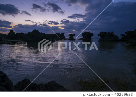Okinerabu島Ujiji海灘塑造了岩石黎明 Okinerabu島Ujiji海灘塑造了岩石黎明 40259688