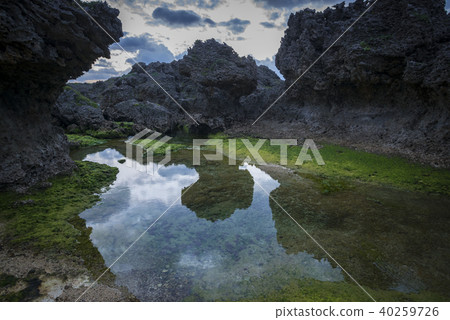 Okinerabu島Ujiji海灘塑造了岩石黎明 Okinerabu島Ujiji海灘塑造了岩石黎明 40259726