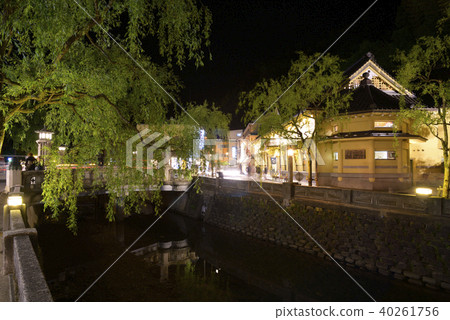 在Kinosaki Onsen Town(Shirosaki Town,豐岡市,兵庫縣)的大崎河(大分河)的夜景 在Kinosaki Onsen Town(Shirosaki Town,豐岡市,兵庫縣)的大崎河(大分河)的夜景 40261756