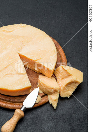 Whole round Head and pieces of parmesan or parmigiano 40262595