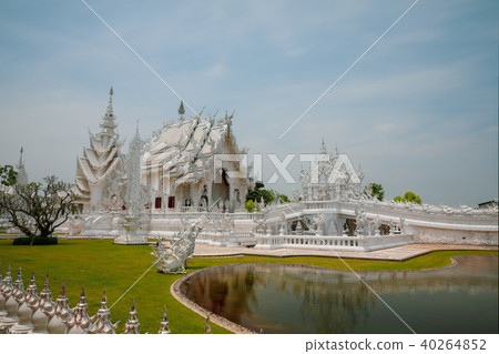 在清萊Wat榮坤的白色寺廟 40264852