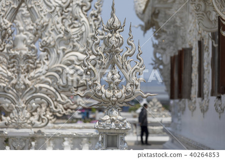 在清萊Wat榮坤的白色寺廟 40264853