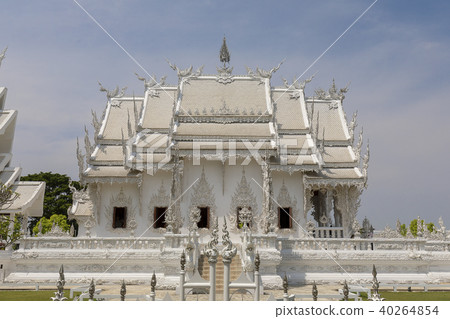在清萊Wat榮坤的白色寺廟 40264854