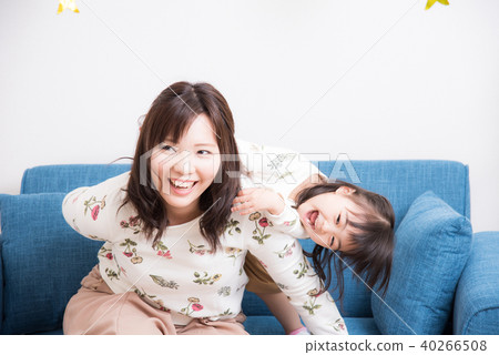 Lifestyle mother girl 40266508