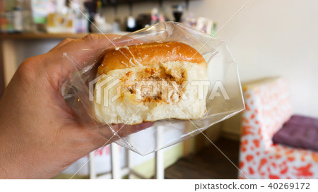bread or bun with ground-pork stuffed 40269172