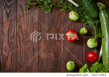 The round frame made of vegetables and herbs on a wooden background, copy space, top view 40271063