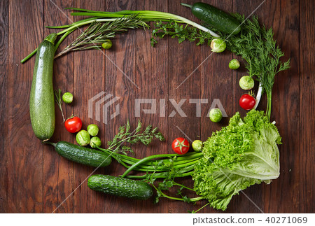 The round frame made of vegetables and herbs on a wooden background, copy space, top view 40271069
