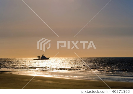 漂浮在海表面的船發光在落日 40271563