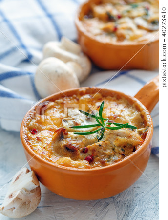 Roasted mushrooms, chicken and cheese gratin. 40273410