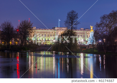 Night view of Buckingham Palace 40274887