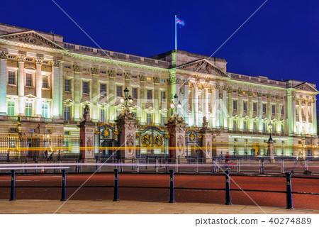 Buckingham Palace at night 40274889