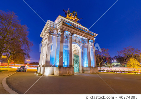 Wellington arch at night 40274893