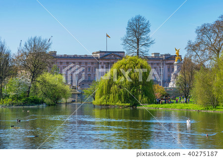 View of Buckingham Palace from St James's Park 40275187