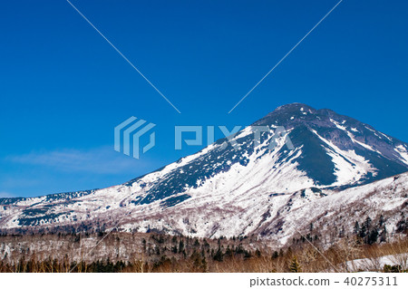 Rausu-dake seen from the Shiretoko Pass in spring 40275311