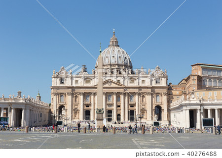 VATICAN CITY, VATICAN - NOVEMBER 1, 2017: The St. Peter's basilica is seen at St. Peter's square on 40276488