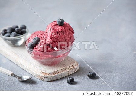 Blueberry ice cream 40277097