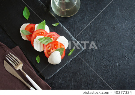Caprese salad 40277324
