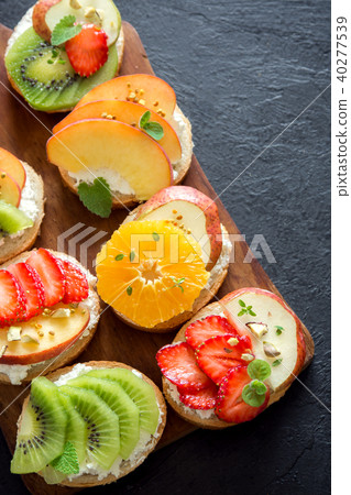 Dessert fruit sandwiches 40277539