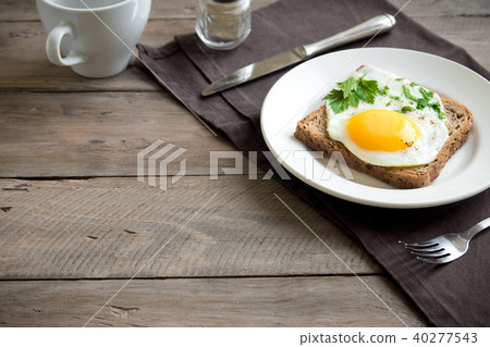 Fried Egg on Wholegrain Toast 40277543
